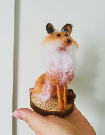 Personnage de laine sur bois