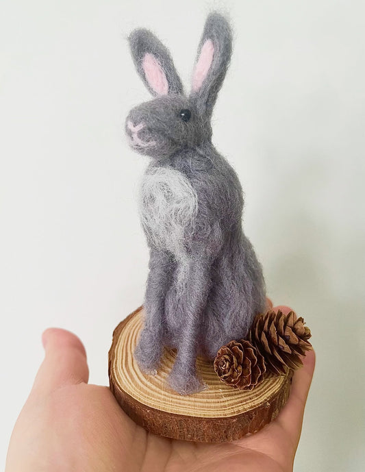 Personnage de laine sur bois